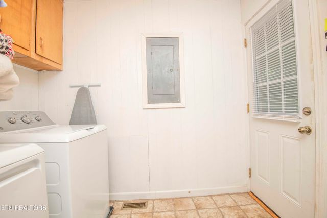 906 Chilhowee St, Harriman, TN 37748