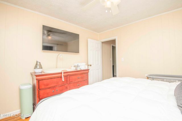 906 Chilhowee St, Harriman, TN 37748