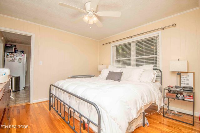 906 Chilhowee St, Harriman, TN 37748
