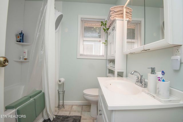 906 Chilhowee St, Harriman, TN 37748