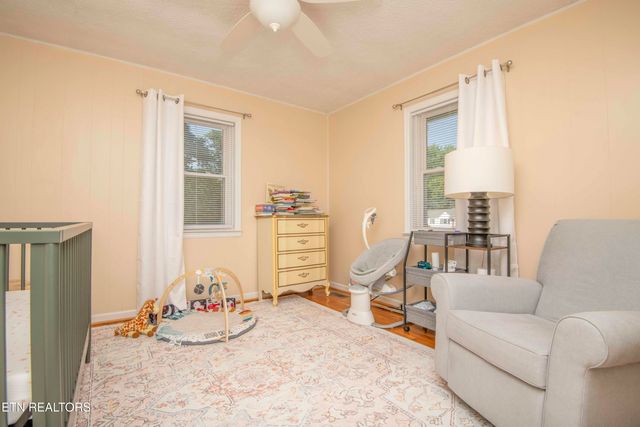 906 Chilhowee St, Harriman, TN 37748