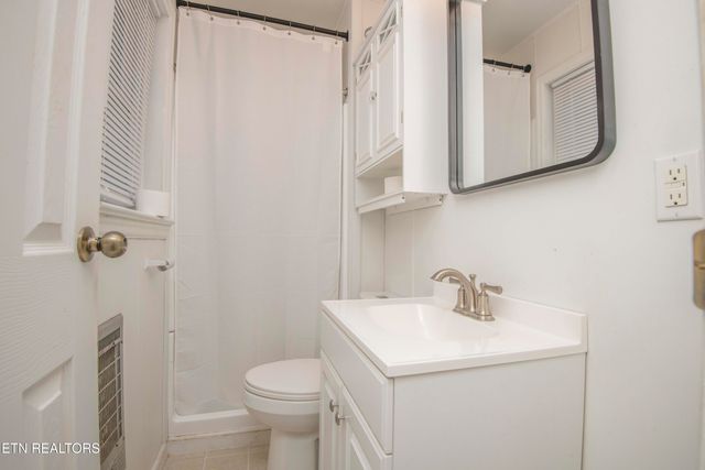 906 Chilhowee St, Harriman, TN 37748