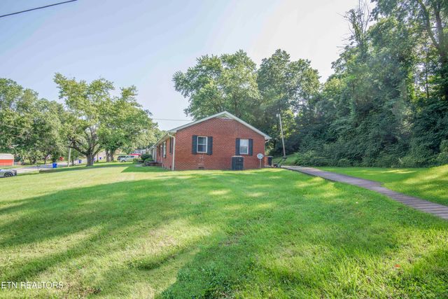 906 Chilhowee St, Harriman, TN 37748