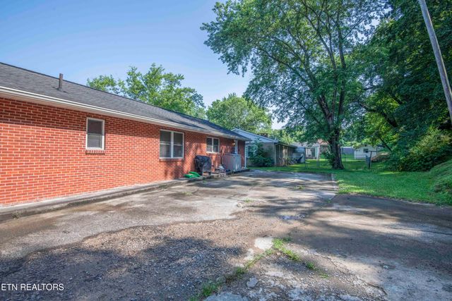 906 Chilhowee St, Harriman, TN 37748