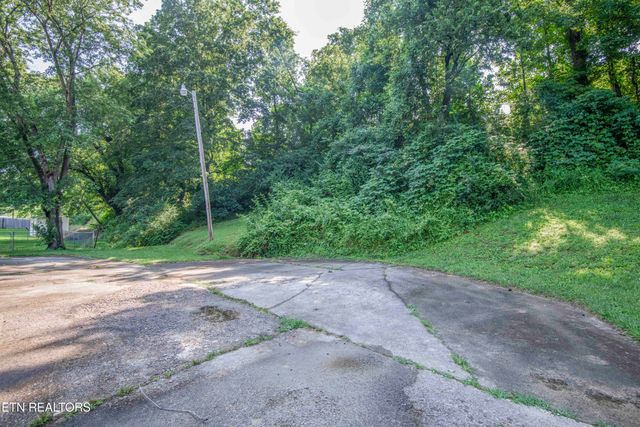 906 Chilhowee St, Harriman, TN 37748