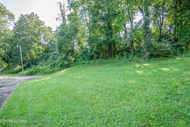 906 Chilhowee St, Harriman, TN 37748