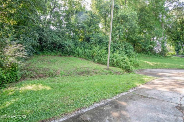 906 Chilhowee St, Harriman, TN 37748