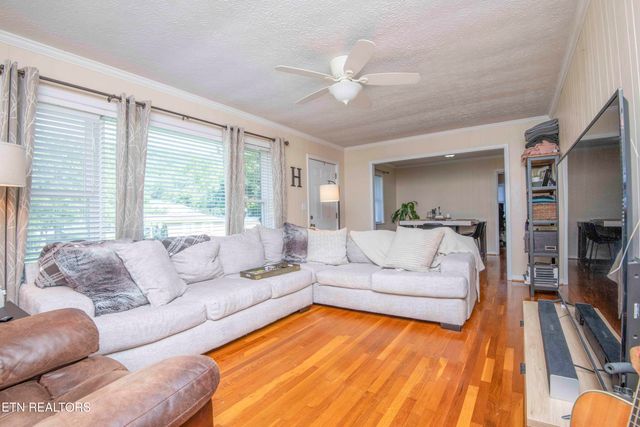 906 Chilhowee St, Harriman, TN 37748