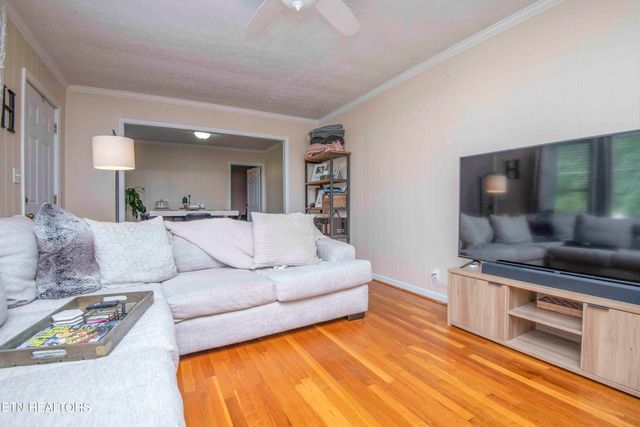 906 Chilhowee St, Harriman, TN 37748