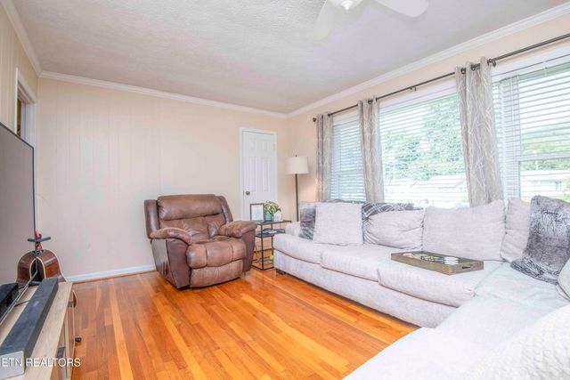 906 Chilhowee St, Harriman, TN 37748