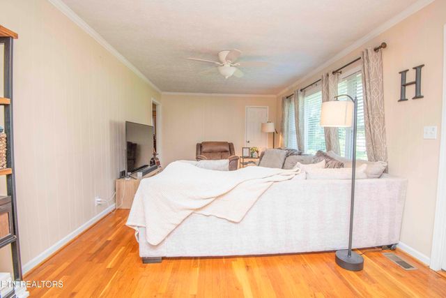 906 Chilhowee St, Harriman, TN 37748