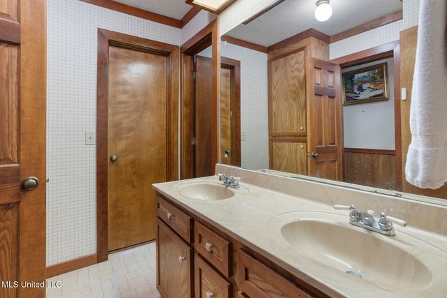 809 S Springlake Drive, Terry, MS 39170