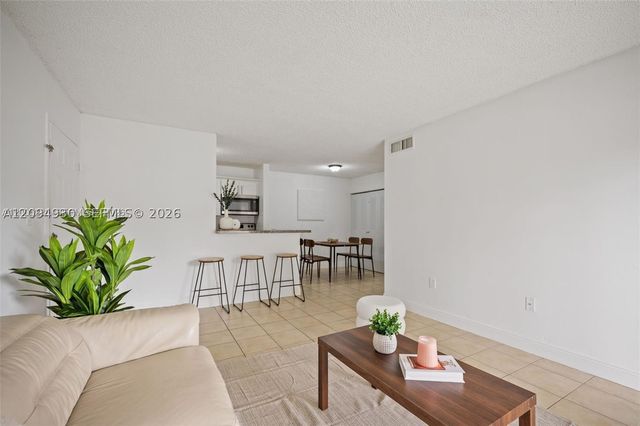 7195 NW 179th St 106, Hialeah, FL 33015