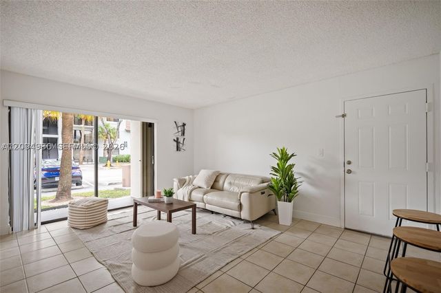 7195 NW 179th St 106, Hialeah, FL 33015