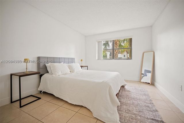 7195 NW 179th St 106, Hialeah, FL 33015
