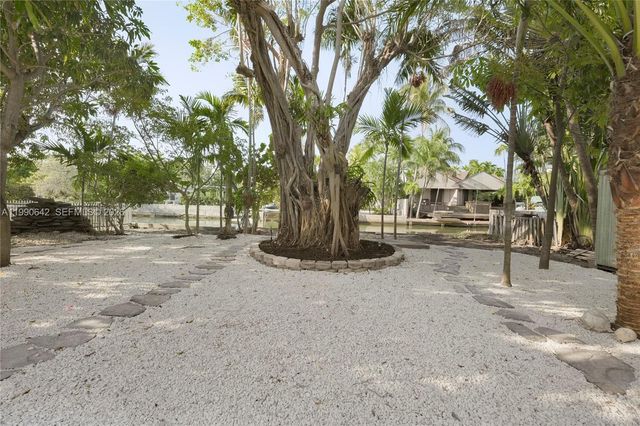 1845 Daytonia Rd, Miami Beach, FL 33141