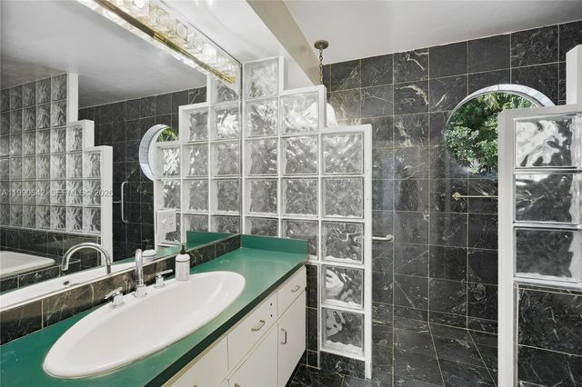 1845 Daytonia Rd, Miami Beach, FL 33141