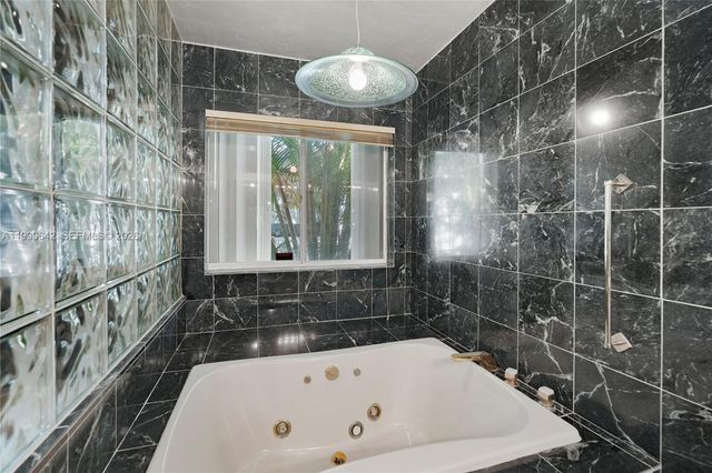 1845 Daytonia Rd, Miami Beach, FL 33141