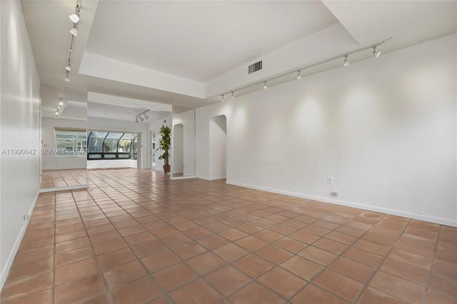 1845 Daytonia Rd, Miami Beach, FL 33141