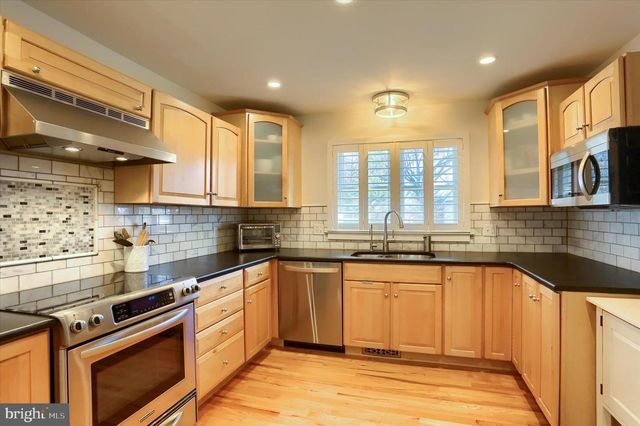 155 OAK LN, Hershey, PA 17033