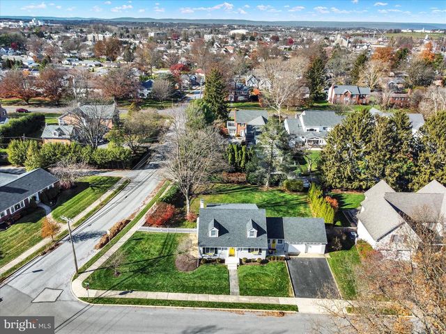 155 OAK LN, Hershey, PA 17033