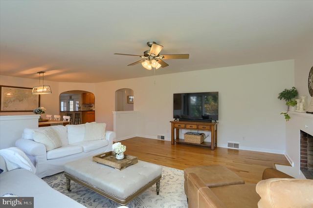 155 OAK LN, Hershey, PA 17033