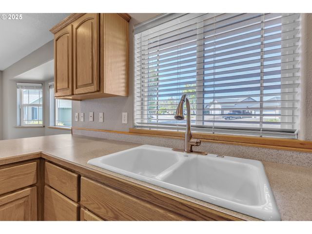 122 LILLY Ct, Sutherlin, OR 97479