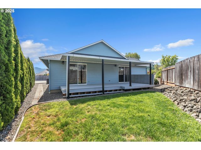 122 LILLY Ct, Sutherlin, OR 97479