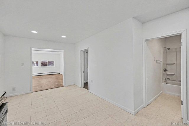 2960 Glenbroke Street, Keego Harbor, MI 48320