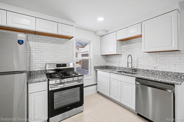 2960 Glenbroke Street, Keego Harbor, MI 48320