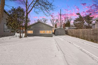 2960 Glenbroke Street, Keego Harbor, MI 48320