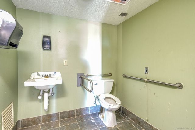 2404 Main Street, Hartford, CT 06120