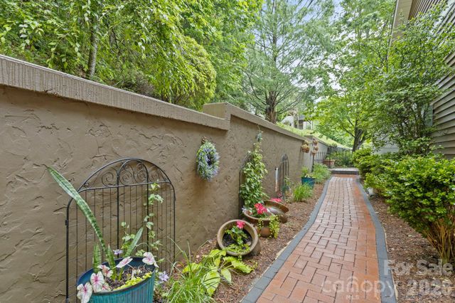 69 Old Pasture Way, Hendersonville, NC 28739