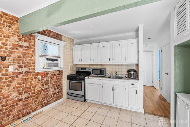 68 W edward Street, Iselin, NJ 08830
