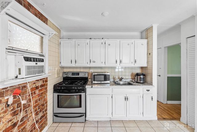 68 W edward Street, Iselin, NJ 08830