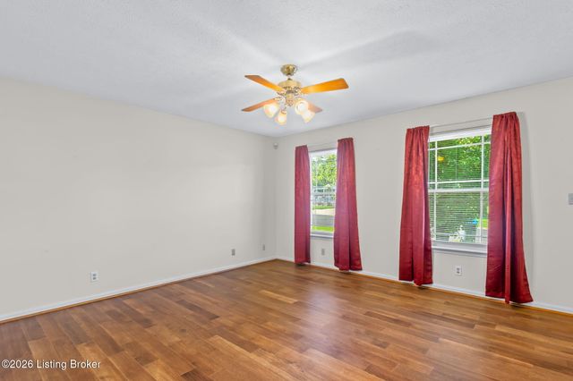 3821 Hillcross Dr, Louisville, KY 40229
