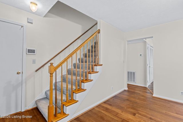 3821 Hillcross Dr, Louisville, KY 40229