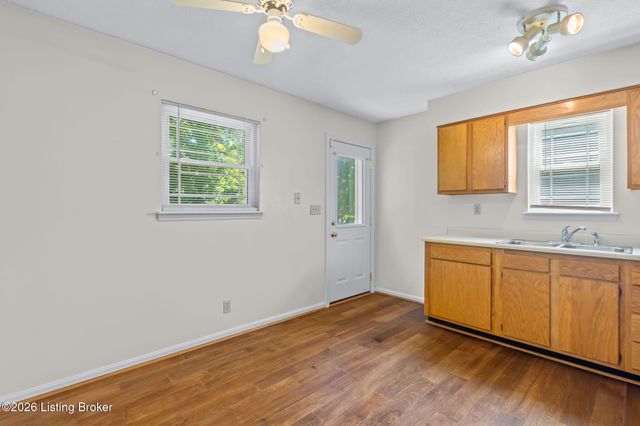 3821 Hillcross Dr, Louisville, KY 40229