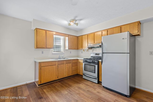 3821 Hillcross Dr, Louisville, KY 40229