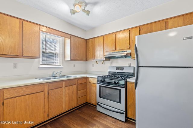 3821 Hillcross Dr, Louisville, KY 40229
