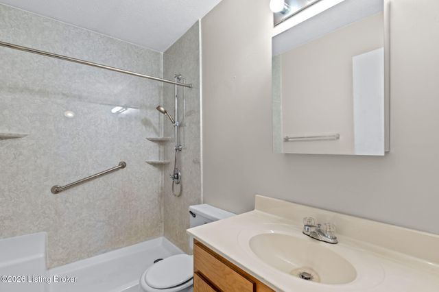 3821 Hillcross Dr, Louisville, KY 40229