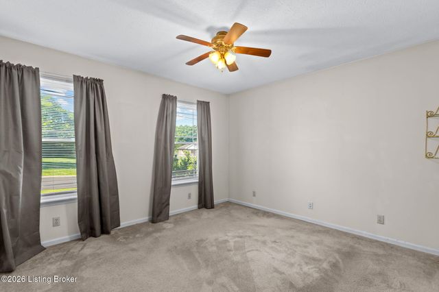 3821 Hillcross Dr, Louisville, KY 40229