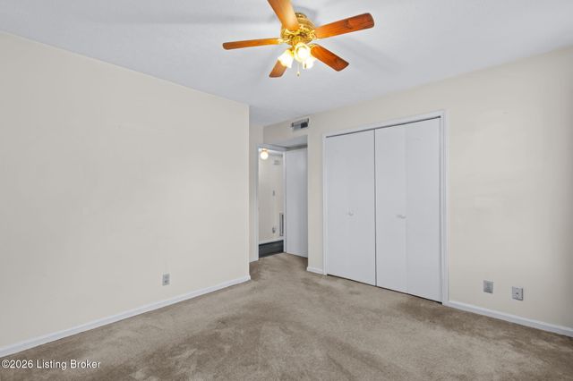 3821 Hillcross Dr, Louisville, KY 40229