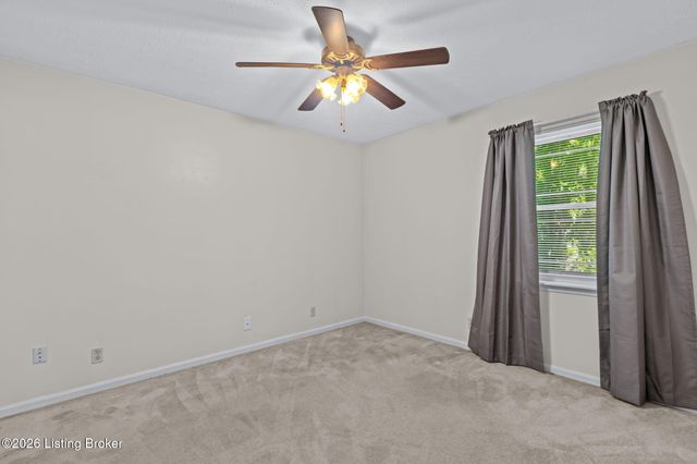 3821 Hillcross Dr, Louisville, KY 40229