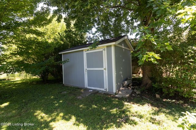 3821 Hillcross Dr, Louisville, KY 40229