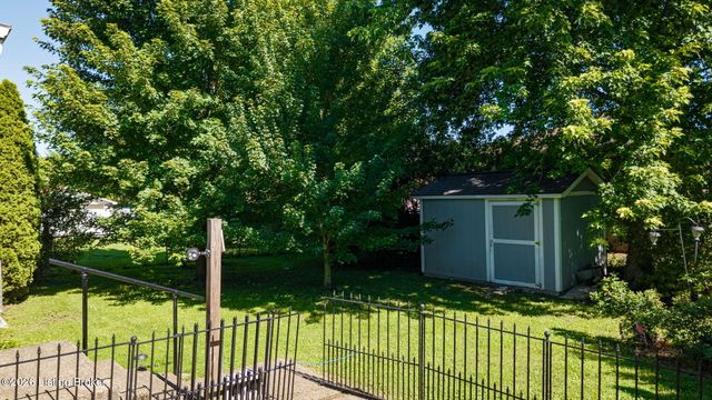 3821 Hillcross Dr, Louisville, KY 40229