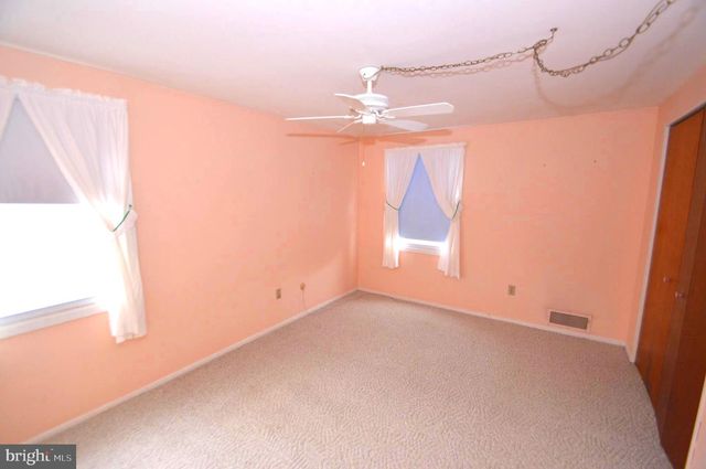 8 HOLTON LN, Willingboro, NJ 08046