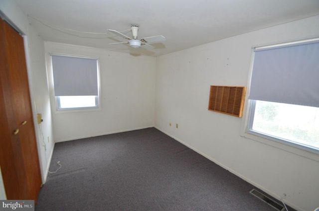 8 HOLTON LN, Willingboro, NJ 08046