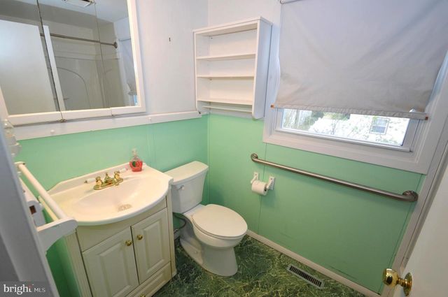 8 HOLTON LN, Willingboro, NJ 08046