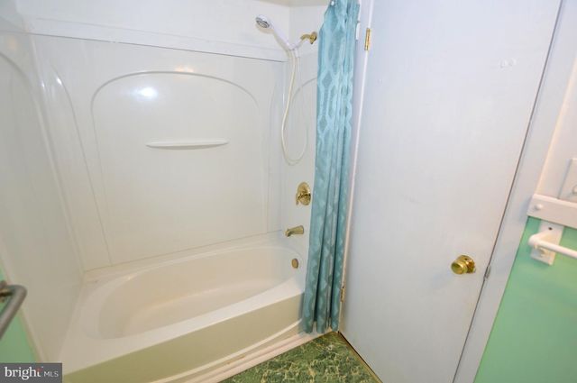 8 HOLTON LN, Willingboro, NJ 08046